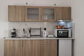 Departamento básico, 1 habitación, vista al mar | Cocineta privada | Refrigerador, parrilla de estufa, tetera eléctrica y horno tostador 