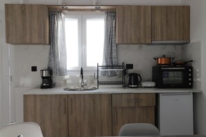 Family Apartment | Private kitchen | Fridge, stovetop, electric kettle, toaster oven - Calma Eco Houses (Santorini)