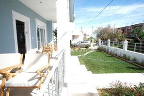 Outdoor dining - Salt & wave (Nees Pagases)