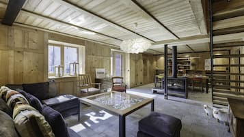 Een televisie, een open haard, een dvd-speler en een tafeltennistafel