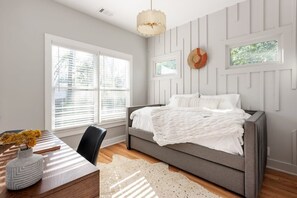 2 habitaciones, escritorio, tabla de planchar con plancha y wifi