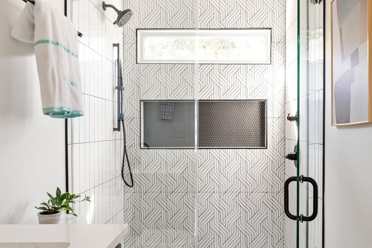Douche, sèche-cheveux, serviettes fournies, shampoing