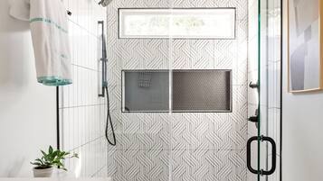 Douche, sèche-cheveux, serviettes fournies, shampoing