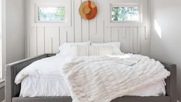 2 bedrooms, desk, iron/ironing board, WiFi