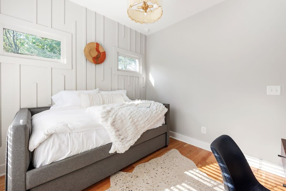 2 bedrooms, desk, iron/ironing board, WiFi