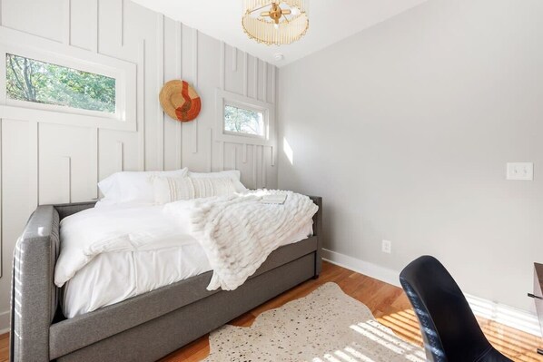 2 bedrooms, desk, iron/ironing board, WiFi