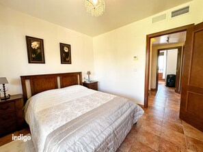 3 slaapkamers, een strijkplank/strijkijzer, gratis wifi, beddengoed