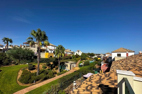 Bright 3-Bedroom Townhouse • Las Lomas • BAU01