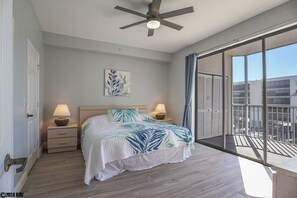 2 bedrooms, Internet, bed sheets - 2B/2B Casa Marina 323 Island Condo! Water Views! Walk to Beach! (Fort Myers Beach)