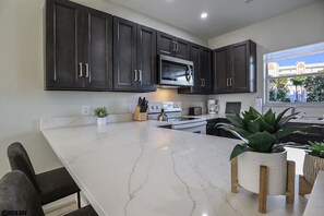 冷蔵庫、電子レンジ、オーブン、コンロ