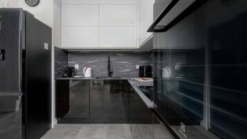 Fridge, oven, stovetop, dishwasher