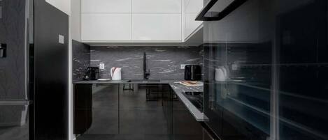 Een koelkast, een oven, een kookplaat, een vaatwasser