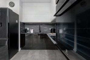 Refrigerador, horno, parrilla de estufa y lavavajillas 