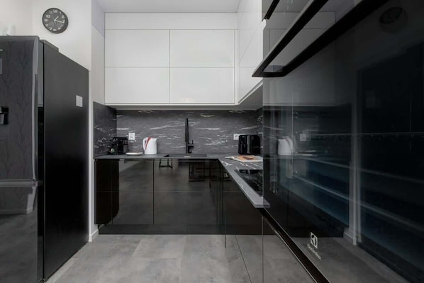 Fridge, oven, stovetop, dishwasher