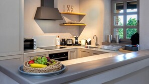 Réfrigérateur, four à micro-ondes, un four, lave-vaisselle