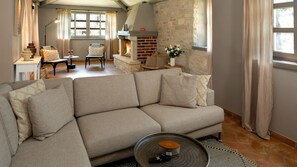 TV, fireplace