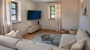 Televisión y chimenea 