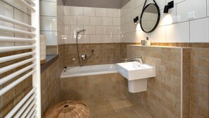 Douche, séchoir à cheveux, serviettes fournies