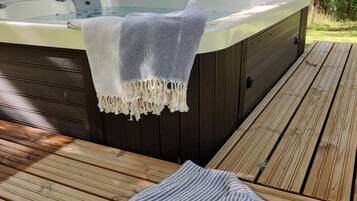 Tina de hidromasaje al aire libre