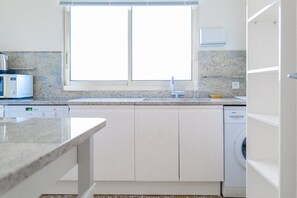 Een koelkast, een microgolfoven, een oven, een vaatwasser