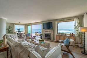 Televisión, chimenea y oficina 