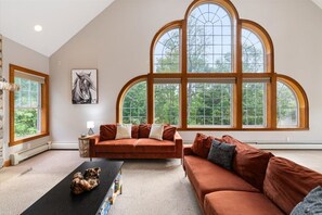 TV connectée, cheminée, baby-foot, livres