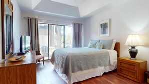2 bedrooms, iron/ironing board, free WiFi, bed sheets - NEW* Beautifully Upgraded, First Floor Unit! B115 : Free Tubes with Rental! (New Braunfels)