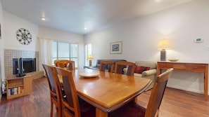 Dining - NEW* Beautifully Upgraded, First Floor Unit! B115 : Free Tubes with Rental! (New Braunfels)