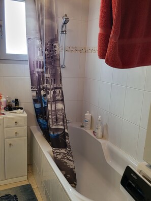 Douche, sèche-cheveux, serviettes fournies, savon