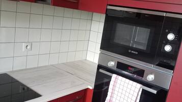 Frigorifero, microonde, forno, piano cottura