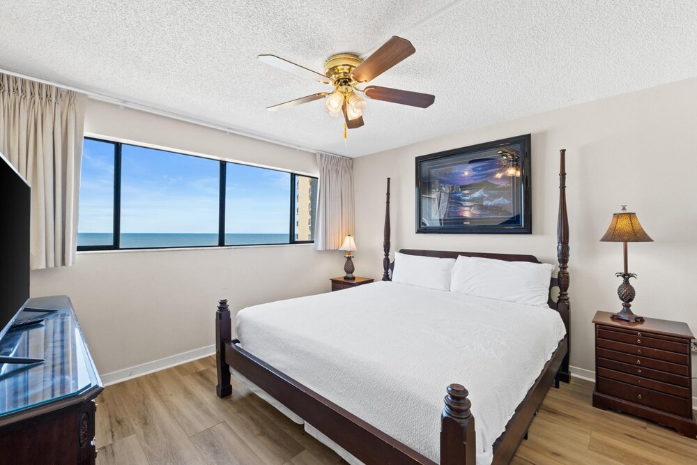 Summerhouse 603A Beachfront, 2 Pools, Hot Tub, Pickleball, East End