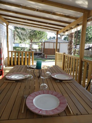 Outdoor dining - St Cyprien Mobile home welcoming terrace swimming pool Linen included (Saint-Cyprien)
