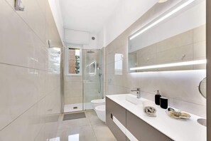 Regadera, secadora de cabello, toallas 