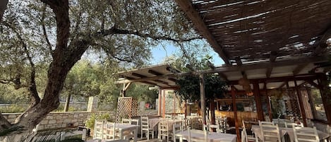 Petit déjeuner, déjeuner et dßner servis sur place, vue sur le jardin