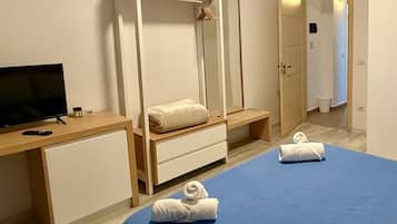 Deluxe Suite | Desk, free cots/infant beds, free WiFi, bed sheets