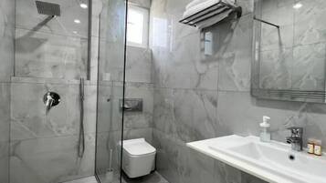 Superior Double Room | Bathroom | Free toiletries, hair dryer, slippers, towels