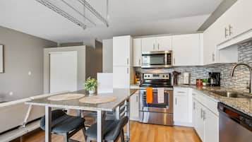 Apartamento Deluxe, 1 habitación | Cocina privada | Frigorífico, microondas, horno y placa de cocina