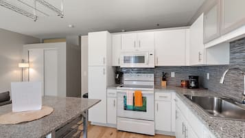 Deluxe Apartment, 1 Bedroom | Private kitchen | Fridge, microwave, oven, stovetop