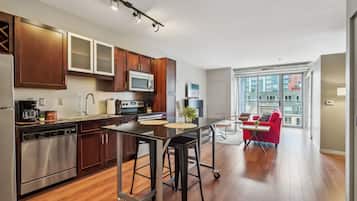 Leilighet – deluxe, 1 soverom | Eget kjøkken | Kjøleskap, mikrobølgeovn, ovn og kokeplater