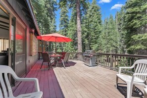 Outdoor dining - Pet-Friendly Tahoe Stay + Gas Fireplace (Tahoe Vista)