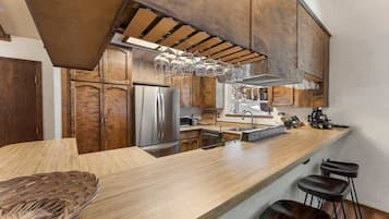 Kühlschrank, Mikrowelle, Herdplatte, Geschirrspüler