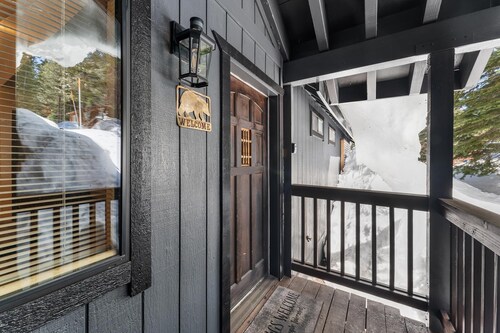 Near Northstar, Gas Fireplace, Garage, Forest Views! Pets OK