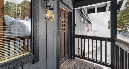 Near Northstar, Gas Fireplace, Garage, Forest Views! Pets OK