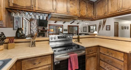 Huge Deck, Outdoor Dining, Forest Views! Pets OK