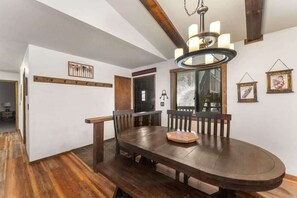 Dining - Pet-Friendly Tahoe Stay + Gas Fireplace (Tahoe Vista)