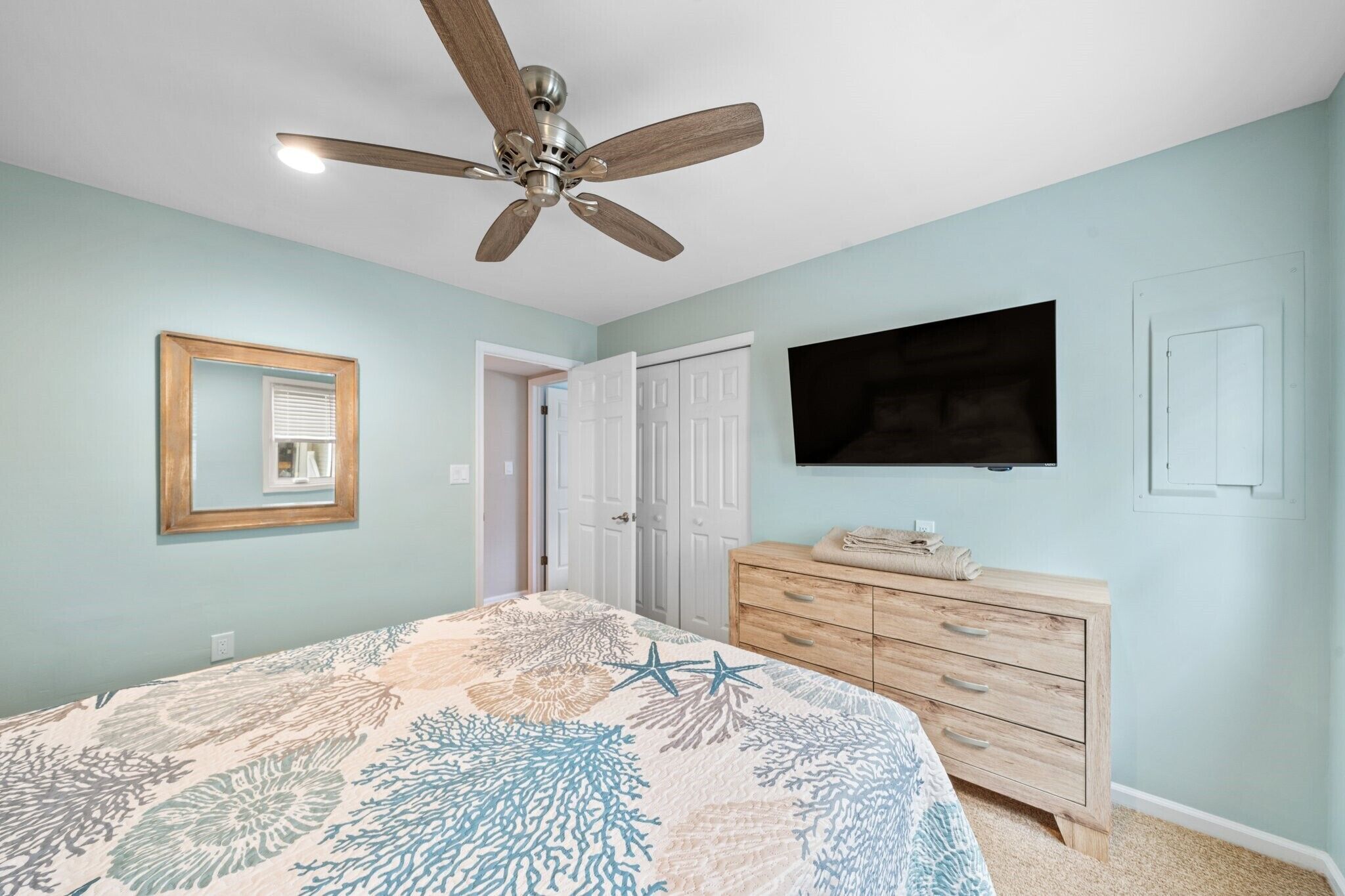 4 Bedroom 21/2 Bath Townhome 3 blocks from the beach