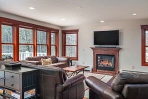 TV, fireplace, video games, offices - Serene 4-BR Retreat 11-min to Okemo (Plymouth)