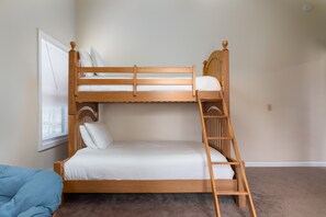 4 slaapkamers, een bureau, wifi, beddengoed