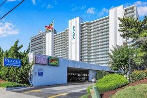 Exterior - XPLORIE ACTIVITIES & LINENS INCLUDED*! Direct oceanfront 2BR/den Plaza condo. Indoor/outdoor pools. (Ocean City)