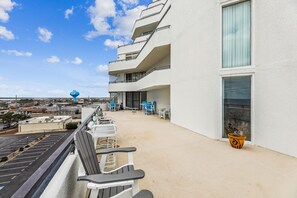 Un balcón con mobiliario exterior y vistas de la ciudad.